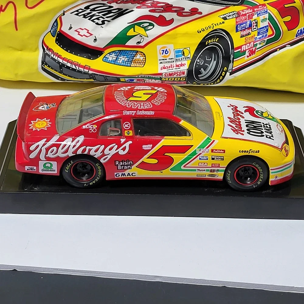 Terry Labonte 1996 Kellogg's 5 Diecast 1:24 Car and Duffle Bag Racing Champions